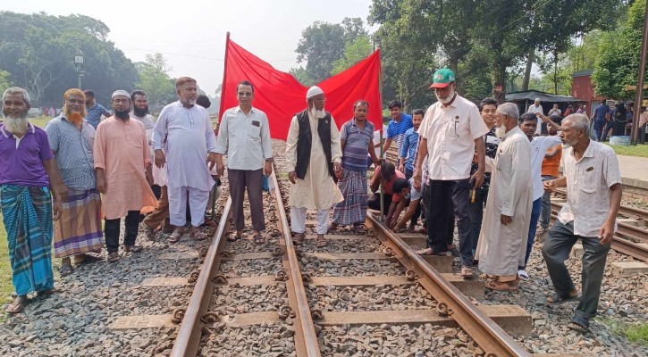 হিলির স্টেশন পুনরায় চালুর দাবিতে রেলপথ অবরোধ 